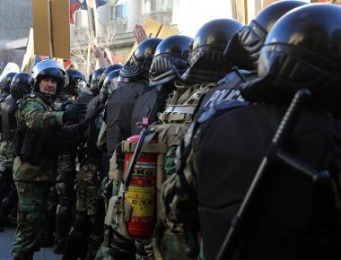 Ιράν: Διαδηλωτές ανατρέπουν αστυνομικά οχηματα (βίντεο)